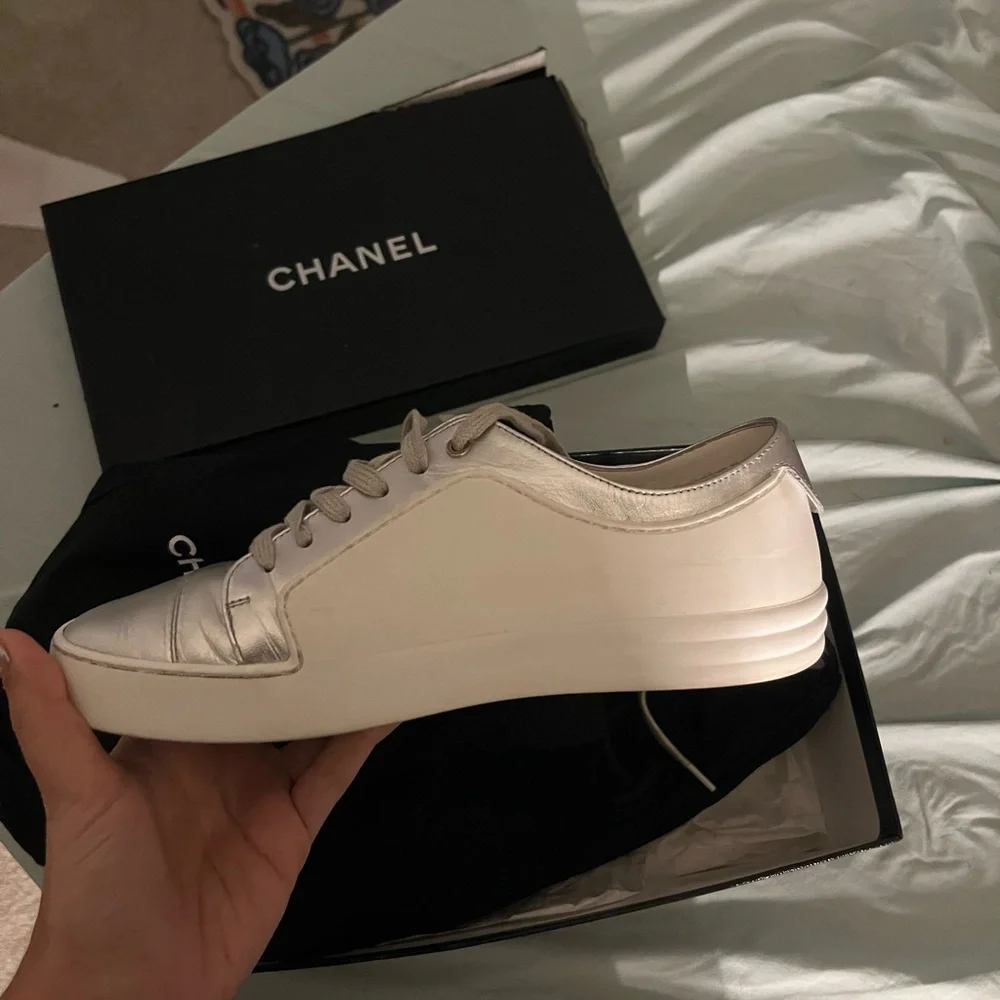 White low top Chanel sneakers - Picture 2 of 7